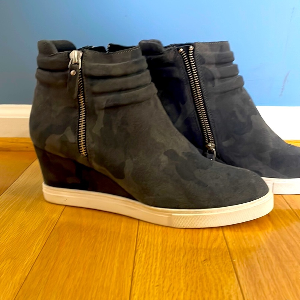 Paolo size 9 platform wedges.